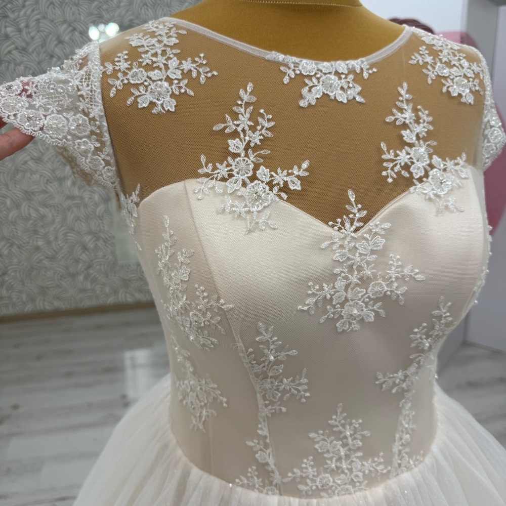 Elegant Sweetheart Bust-line with Lace Overlay Wedding Dress